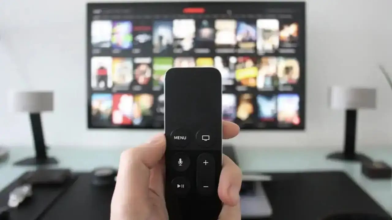 सरकार की बड़ी कार्रवाई, ALTT, ULLU समेत 25 OTT ऐप्स बैन, अश्लील कंटेंट परोसने का आरोप