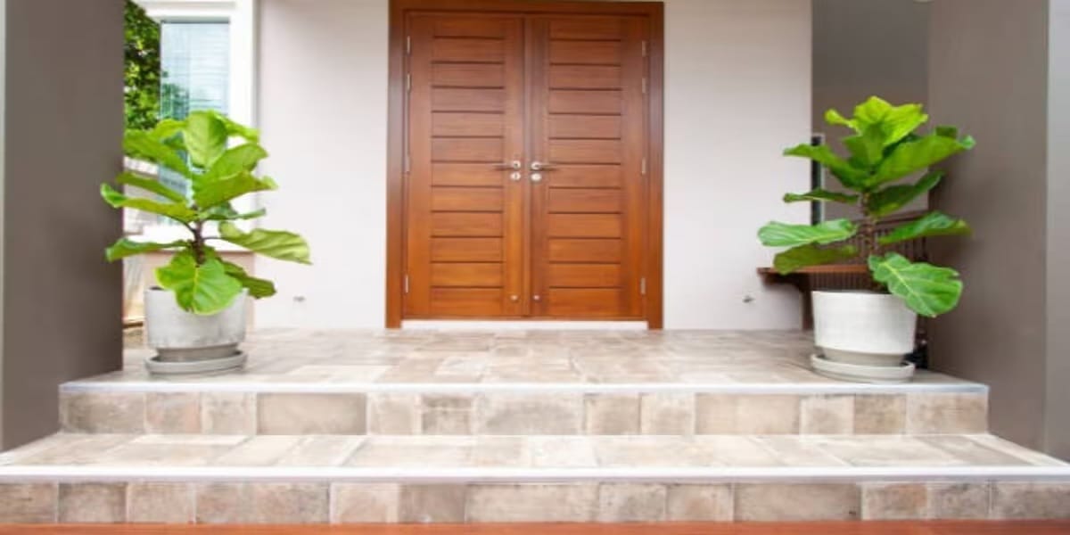 Vastu Tips: कर्ज से मिलेगी मुक्ति, पर्याप्त मात्रा में पाएंगे धन; अगर मेन गेट पर लगा ली ये चीजें