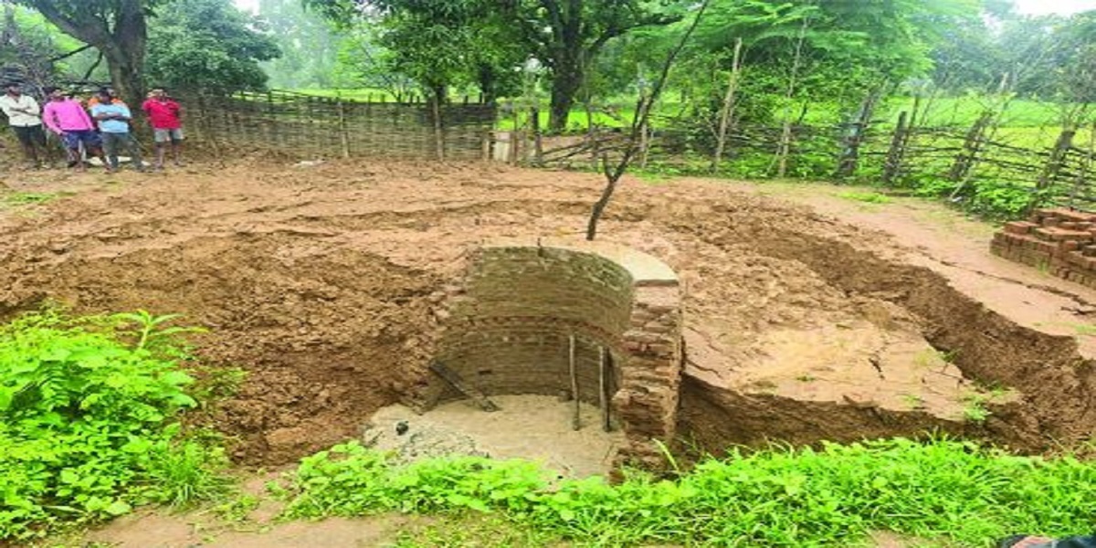 KORBA: धनवार गांव में कच्चा कुआं धंसा, एक ही परिवार के तीन लोग लापता – बचाव कार्य तेज