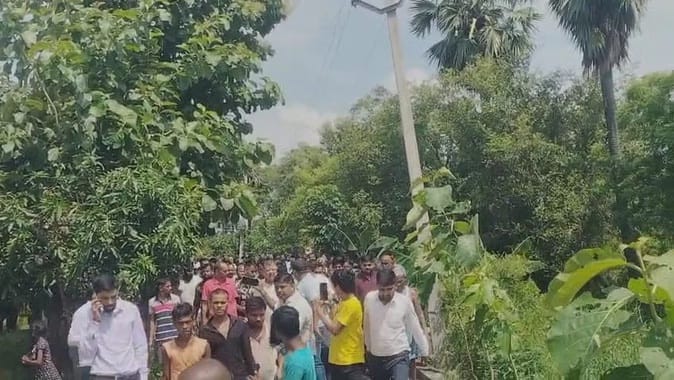 ग्रामीण विकास मंत्री पर हमला, भाग कर बचाई जान