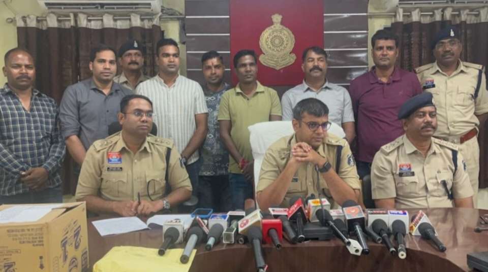 “कोरबा पुलिस ने नशे के अवैध कारोबार के खिलाफ बड़ी कार्रवाई करते हुए वाराणसी के दो सहित कुल आठ आरोपियों को गिरफ्तार किया है। पुलिस ने मौके से भारी मात्रा में नशीली दवाइयां भी जब्त की हैं।”