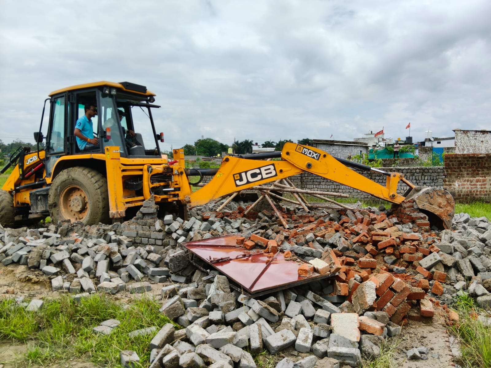 छत्तीसगढ़ के इस शहर में जमकर गरजा बुलडोजर, सरकारी जमीन पर बनाया था मकान; 10 ढ़हाये गए, बाकी 9 लोगों को दो दिनों का मोहलत… देखें वीडियो