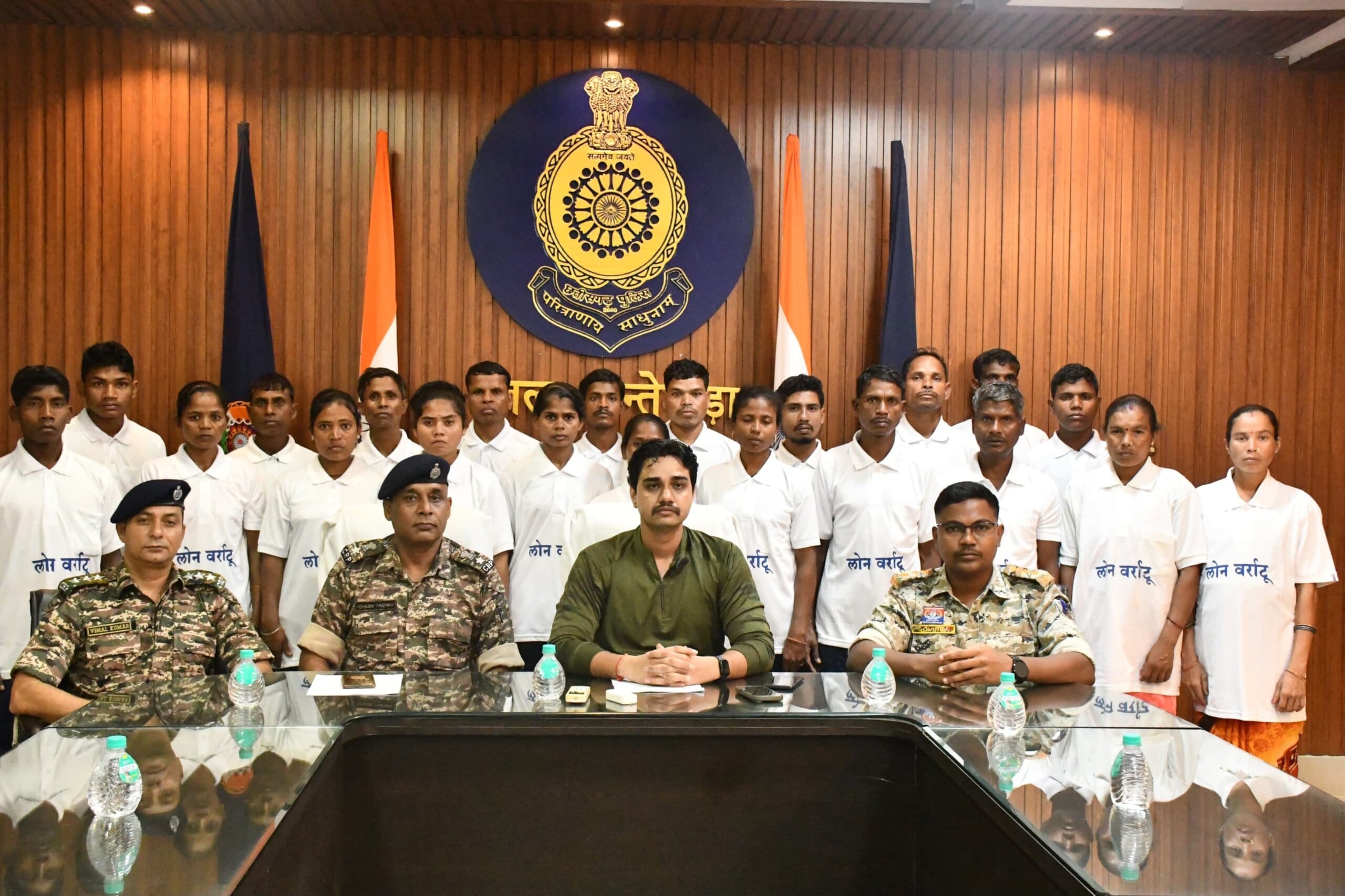 दंतेवाड़ा में 13 इनामी सहित 21 माओवादियों ने किया आत्मसमर्पण, कहा अब हिंसा नहीं विकास का रास्ता चुनेंगे।