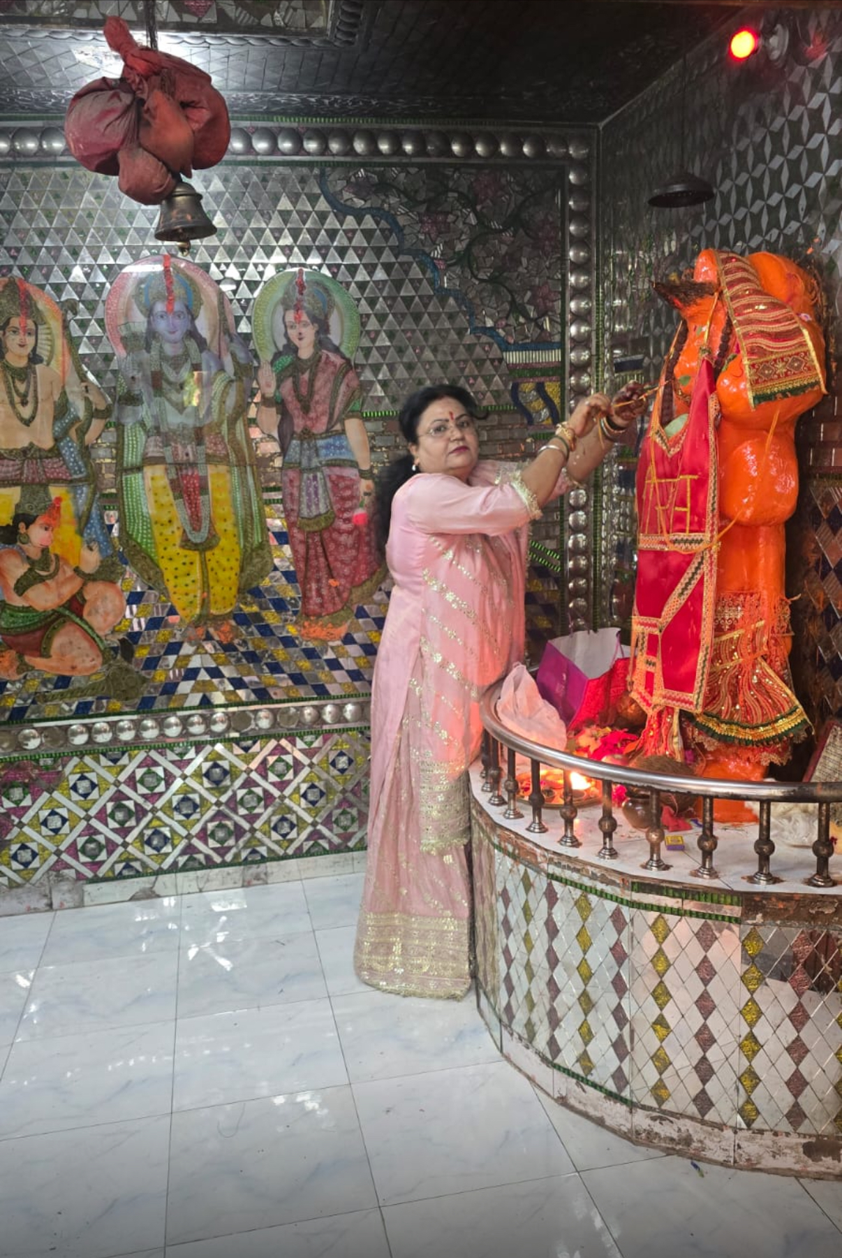 रक्षा बंधन पर डॉ. अंजना सिंह ने वृक्षों को राखी बांधकर लिया संरक्षण का संकल्प