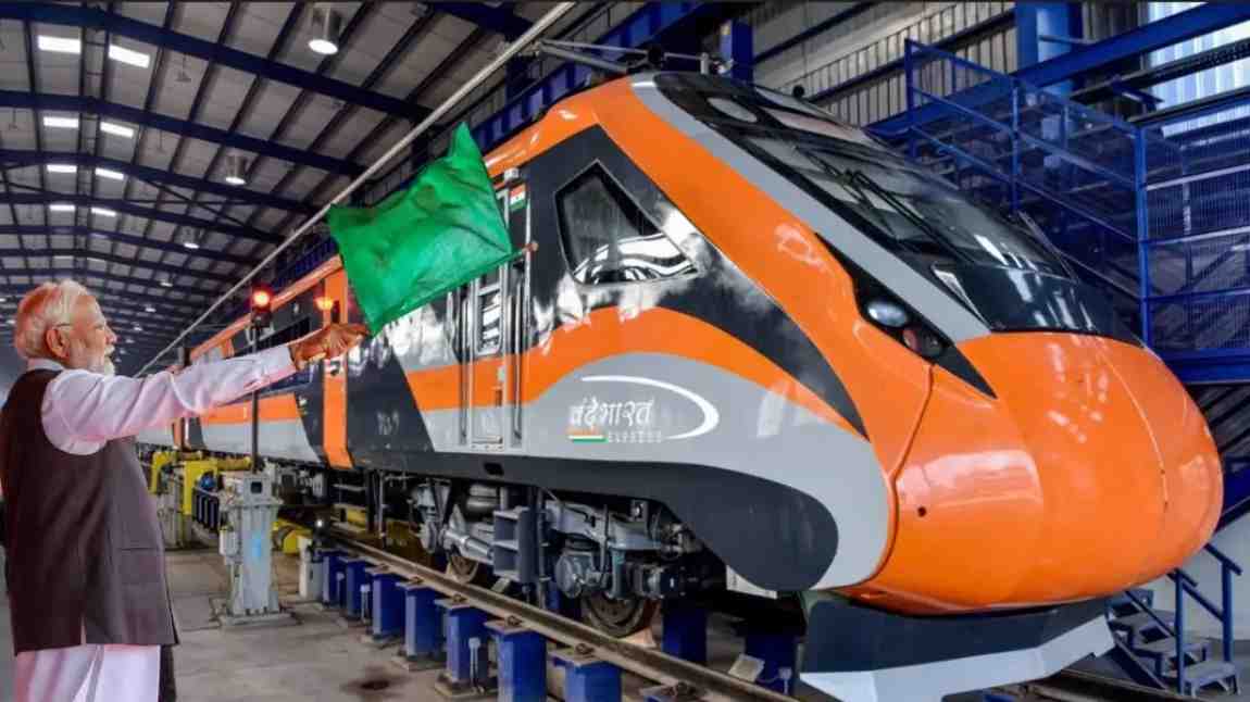 मोदी बेंगलुरु में, 3 वंदेभारत को हरी झंडी दिखाई:मेट्रो की यलो लाइन का उद्घाटन किया