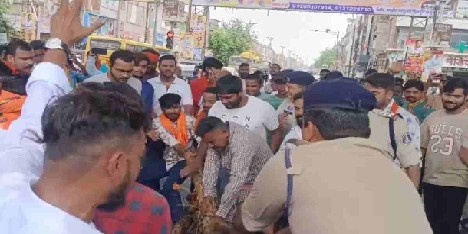 ननों के समर्थन पर गरमाई सियासत: बजरंग दल ने फूंका गांधी परिवार का पुतला।