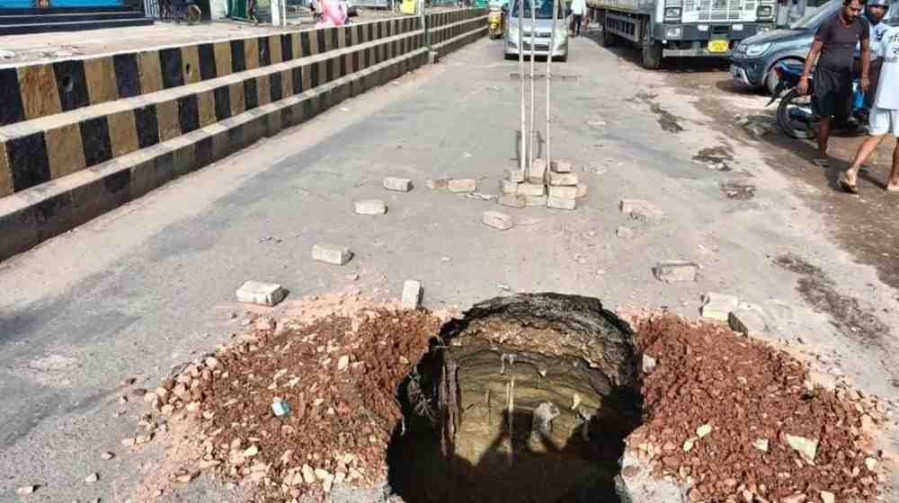 पांचवी बार हुआ लीकेज, बसई रोड पर फिर हुआ गड्ढा; लोग परेशान