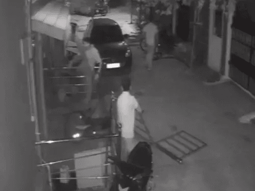 पति-पत्नी का विवाद सुलझाने गई टीचर के घर हमला, VIDEO में गुस्साए पति ने मचाया उत्पात