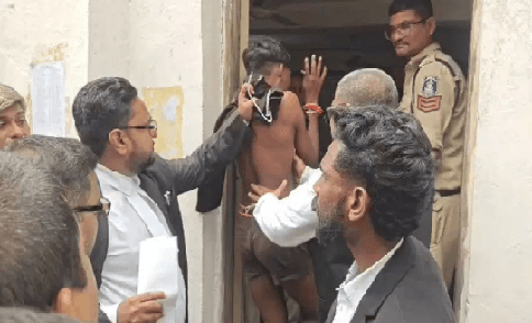 आरोपी ने जिला न्यायालय परिसर में वकील को चाकू दिखाकर दी धमकी, वकीलों ने जमकर की कुटाई