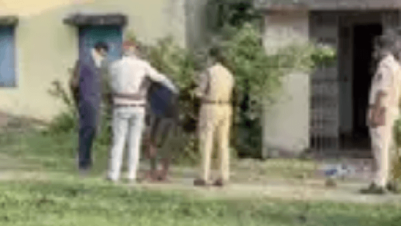 CG News : खंडहर स्कूल में मिली मासूम बच्चे की लाश, 15 दिनों से था लापता, परिजनों ने जताई हत्या की आशंका