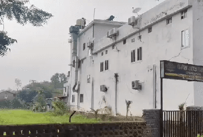 कसडोल में होटल की तीसरी मंजिल से कूदी युवती, 1 घंटे तक पुलिस-परिजन समझाने में नाकाम; सिर फटने से गंभीर हालत