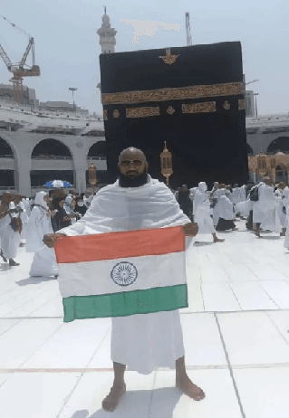 CG: रायपुर के मौलाना अशरफ ने मक्का मदीना में लहराया तिरंगा, फोटो सोशल मीडिया में वायरल