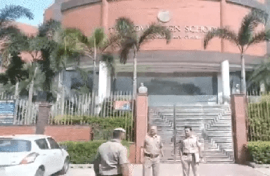 दिल्ली के 3 स्कूलों को मिली बम की धमकी:प्रशासन ने स्कूल खाली करवाए, बम स्क्वॉड पहुंचा