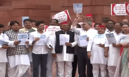 राज्यसभा में वोटर वेरिफिकेशन पर हंगामा, 2 बजे तक स्थगित:किसानों के लिए यूरिया रिलीज की मांग को लेकर विपक्ष का प्रदर्शन