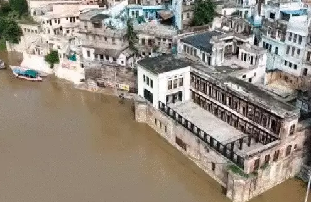 गंगा का जलस्तर बढ़ा, वाराणसी और प्रयागराज में लाखों घर डूबे
