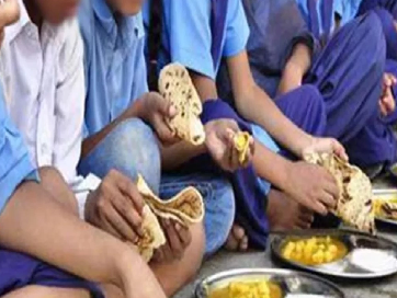 बच्चों को कुत्तों का जूठा खाना, 78 को लगा एंटी रेबीज वैक्सीन