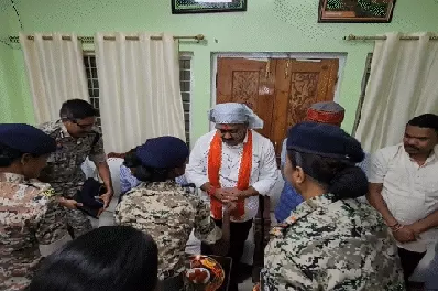 हिड़मा की गार्ड ने गृहमंत्री विजय शर्मा को बांधी राखी:सरेंडर करने के बाद दंतेश्वरी फाइटर्स में है