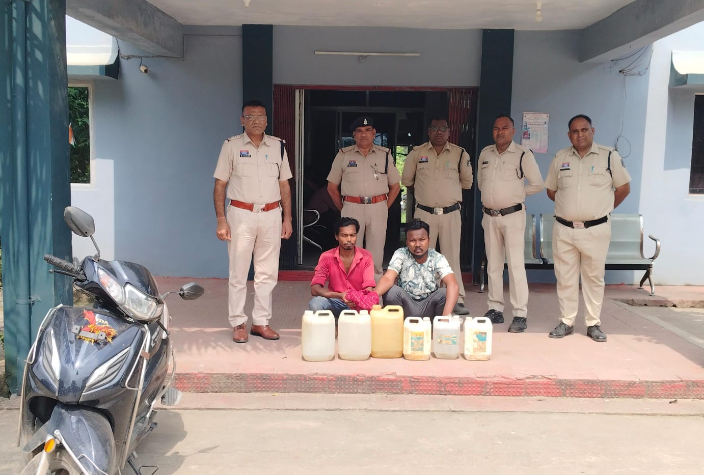 उरगा पुलिस की बड़ी कार्रवाई, 40 लीटर कच्ची महुआ शराब के साथ दो युवक गिरफ्तार