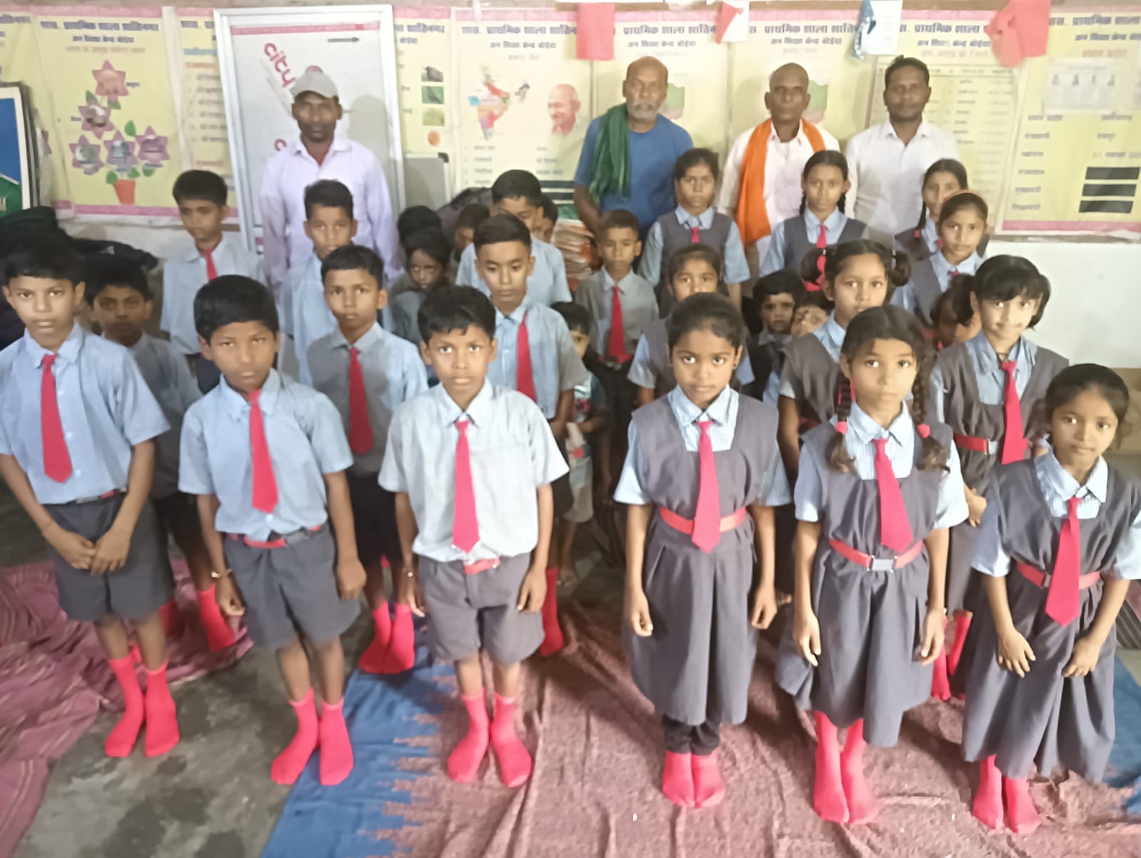 विद्यार्थियों को मोजा, बेल्ट और टाई का वितरण किया गया