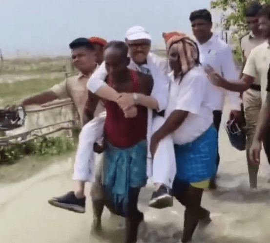 कांग्रेस सांसद ने ग्रामीण के कंधे पर बैठकर किया बाढ़ क्षेत्र का दौरा