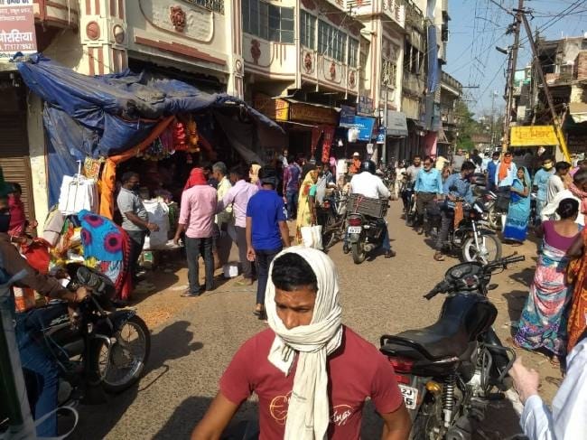 त्योहारी सीजन में जर्जर सड़कों ने बढ़ाई आमजन की परेशानियां, कांग्रेस नेताओं ने सौंपा दर्द भरा ज्ञापन