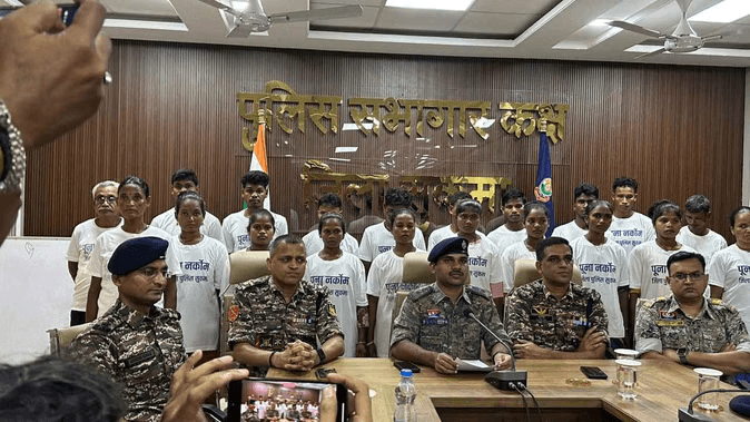 सुकमा में 20 नक्सलियों का सरेंडर, नौ महिला समेत 11 पुरुष पर था 33 लाख का इनाम