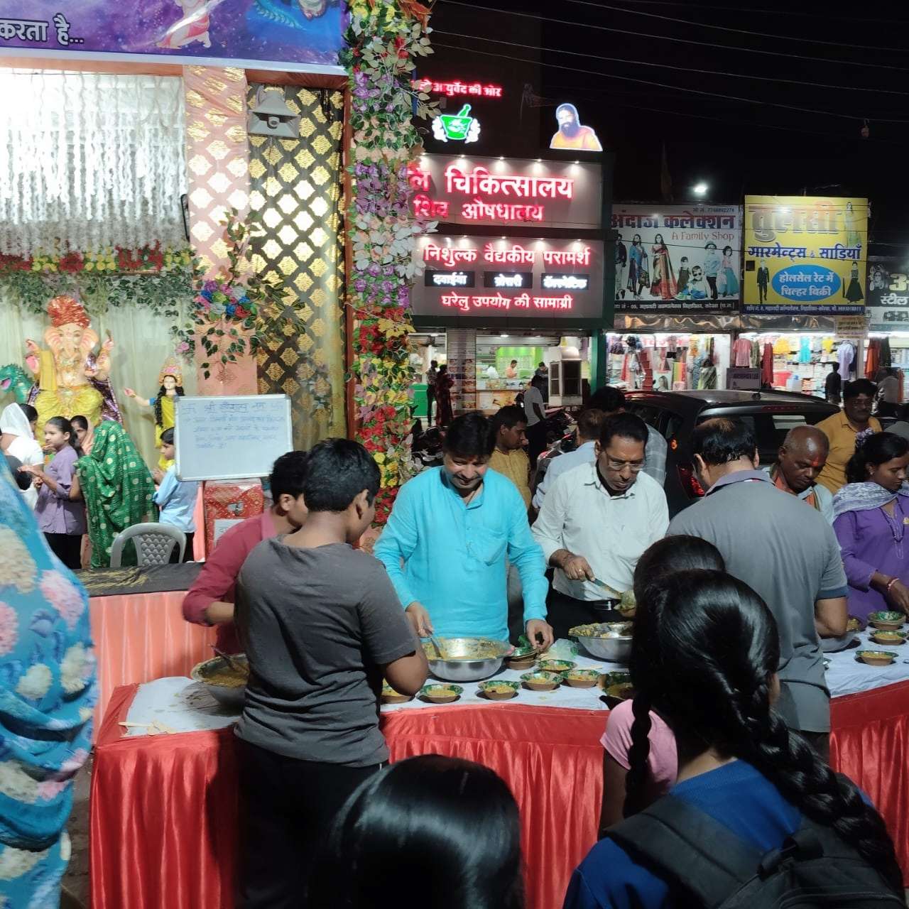“निहारिका गणेशोत्सव भंडारे में उमड़ी भक्तों की भीड़”