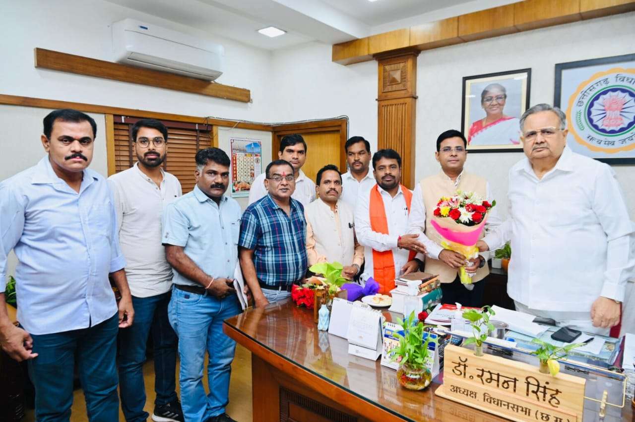 *विधानसभा अध्यक्ष डॉ.रमन सिंह से मिले हरदीबाजार भू-अधिकार संघर्ष समिति के सदस्य*