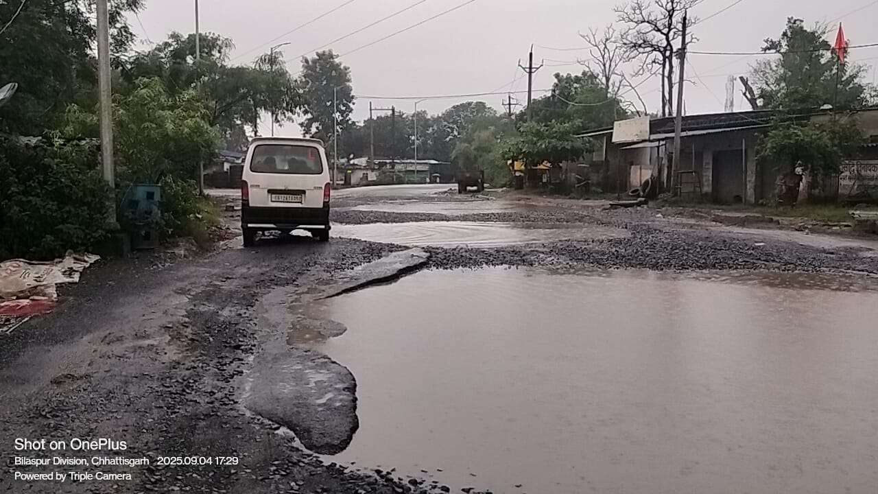 रिसदी चौक का मेन रोड बदहाल, प्रशासन बना मौन