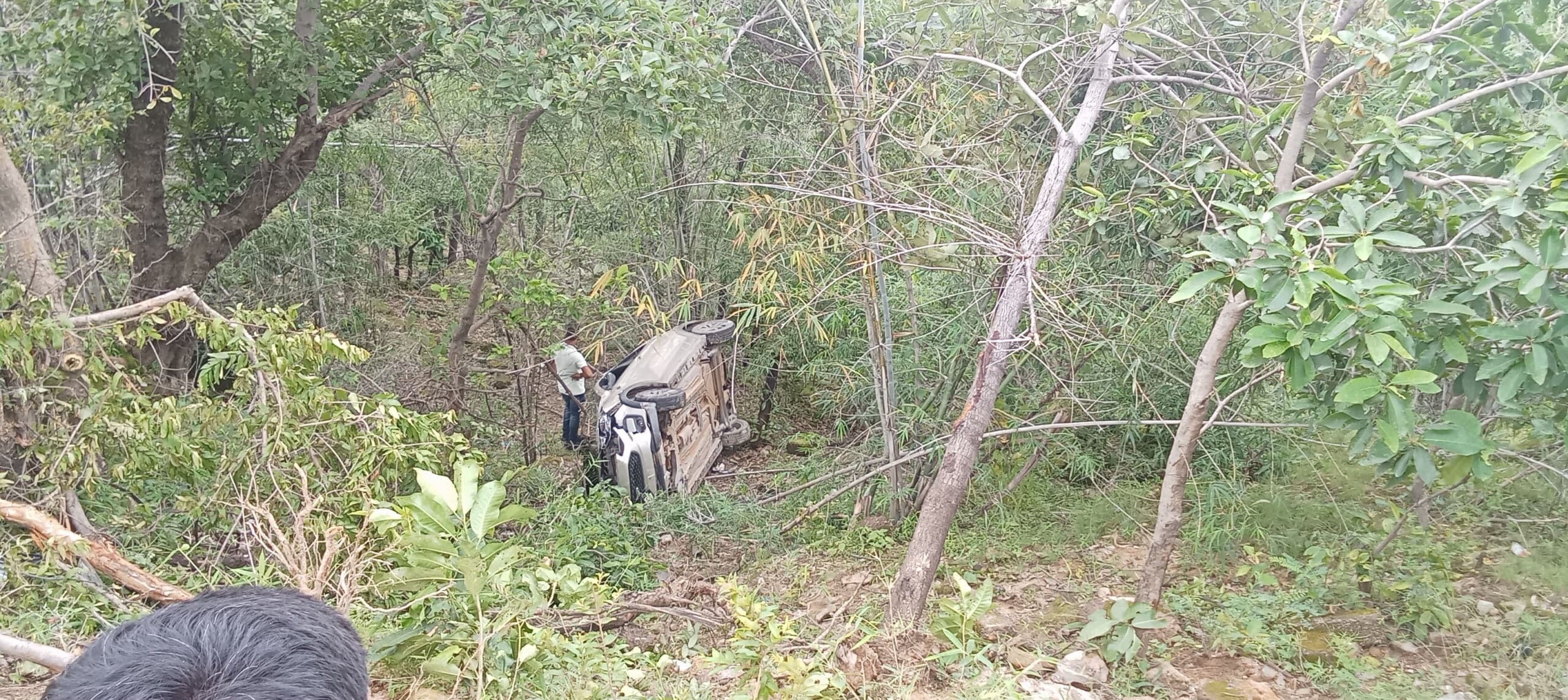 बालको रोड पर बड़ा हादसा, कार खाई में गिरी – चारों सवार सुरक्षित