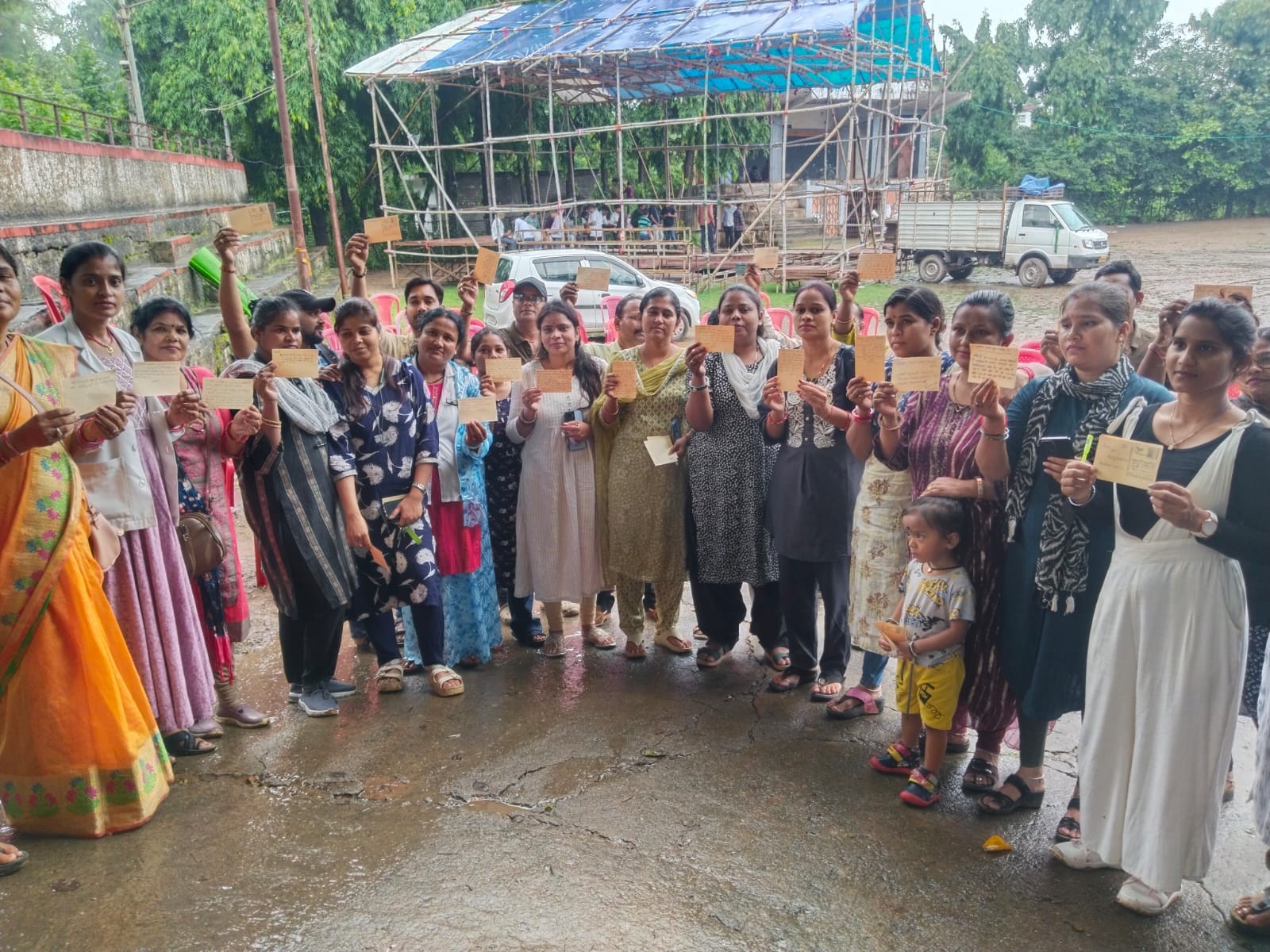 मुंगेली में एनएचएम कर्मचारियों की हड़ताल 31वें दिन भी जारी, पीएम मोदी को पोस्टकार्ड भेजकर रखी मांगें