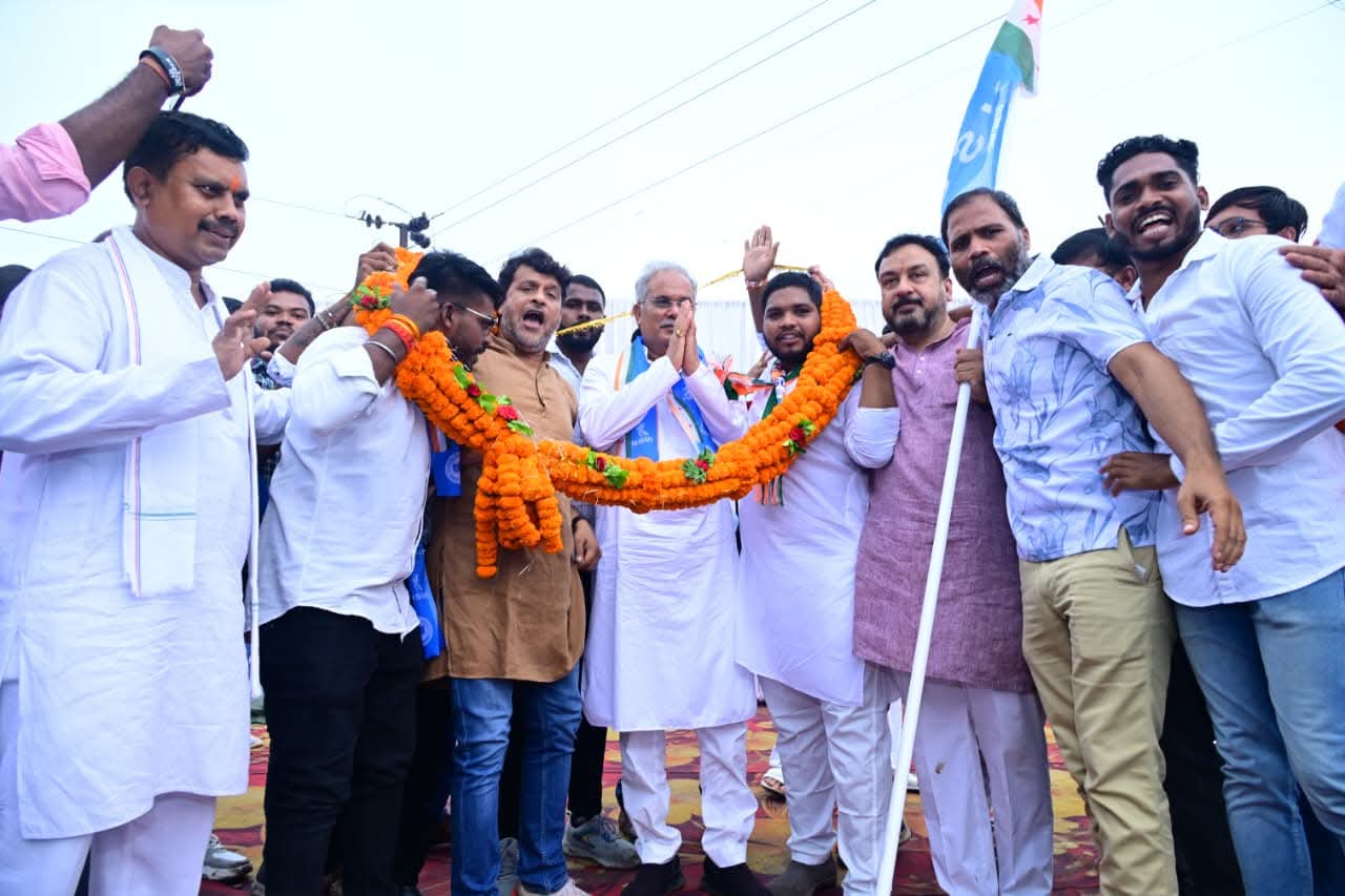 पूर्व मुख्यमंत्री भूपेश बघेल का हरदी बाजार आगमन, भू-स्थापितों की समस्याओं पर चर्चा