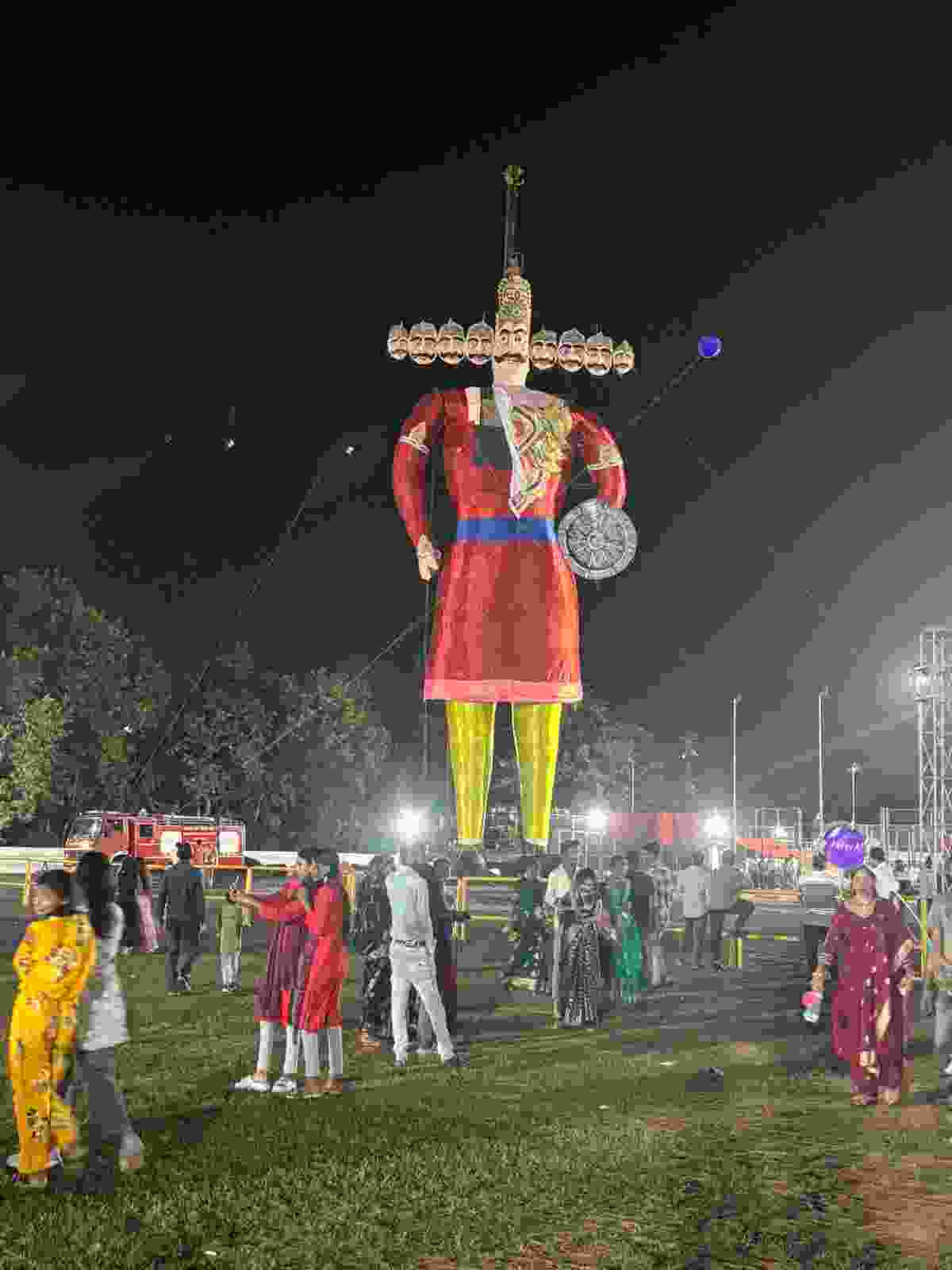 🔥 लाल मैदान में गूंजेगा रावण का अट्टहास – 120 फीट ऊंचे पुतले संग होगा भव्य दशहरा महोत्सव! 🔥