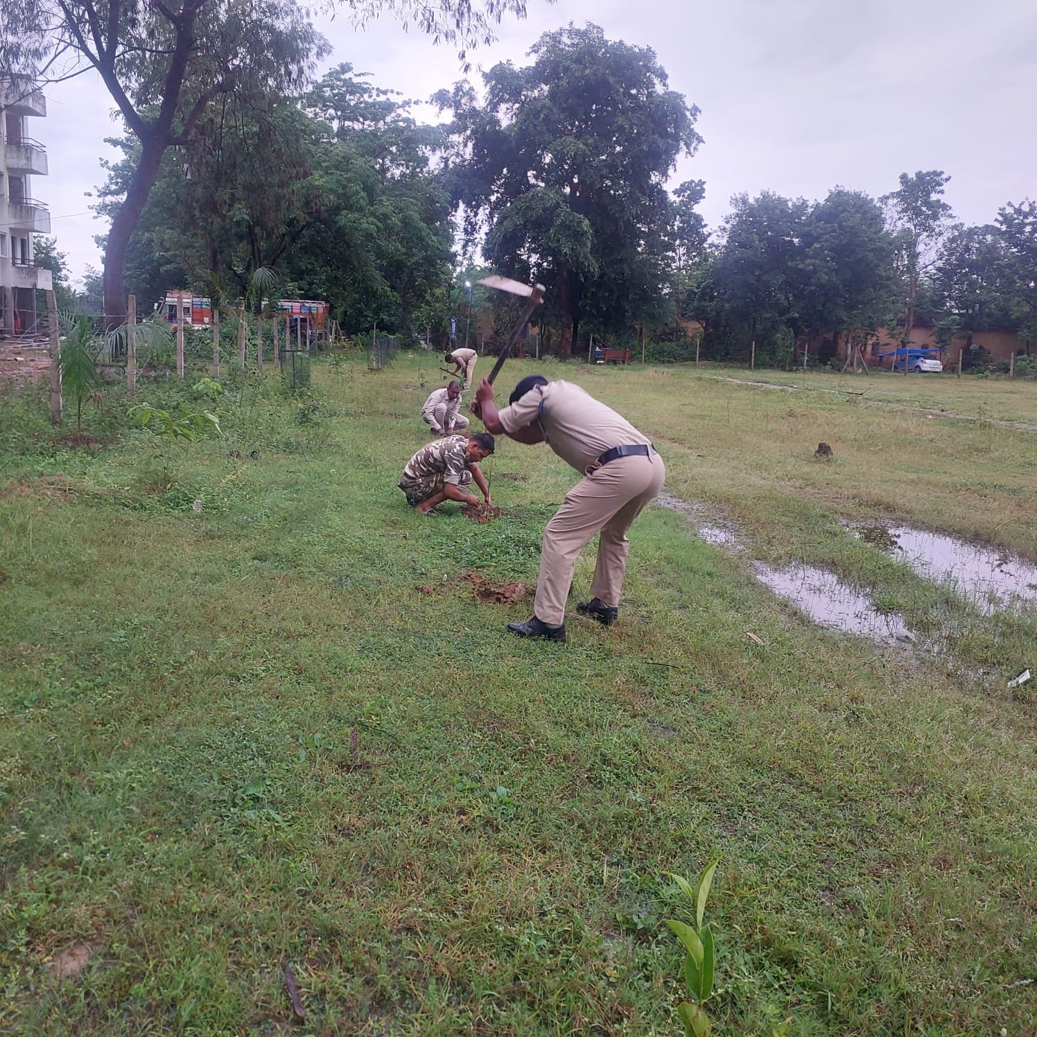 ड्यूटी से गैरहाजिर कर्मचारियों को पुलिस अधीक्षक ने दी अनोखी सजा – पौधारोपण कर किया सुधार का संदेश