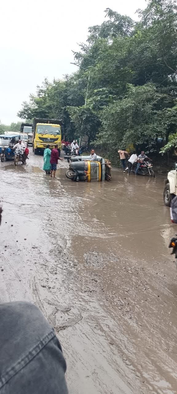 शहर की जर्जर सड़कों को लेकर कलेक्टर-आयुक्त को ज्ञापन, 7 दिन में मरम्मत नहीं होने पर आंदोलन की चेतावनी