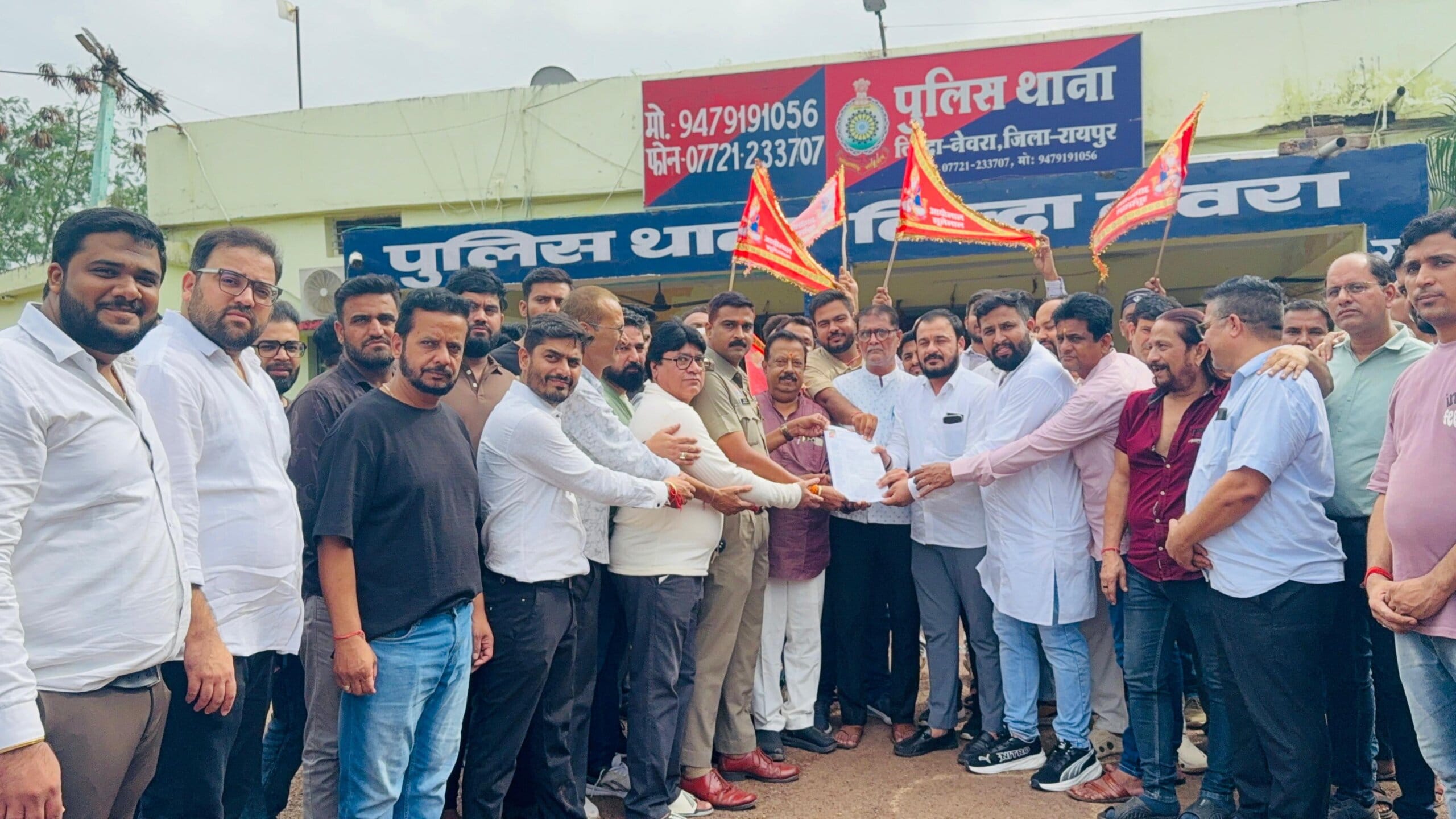 तिल्दा नेवरा: सिंधी समाज ने अमित बघेल के खिलाफ आपत्तिजनक टिप्पणी को लेकर थाने में सौंपा ज्ञापन, कड़ी कार्रवाई की मांग