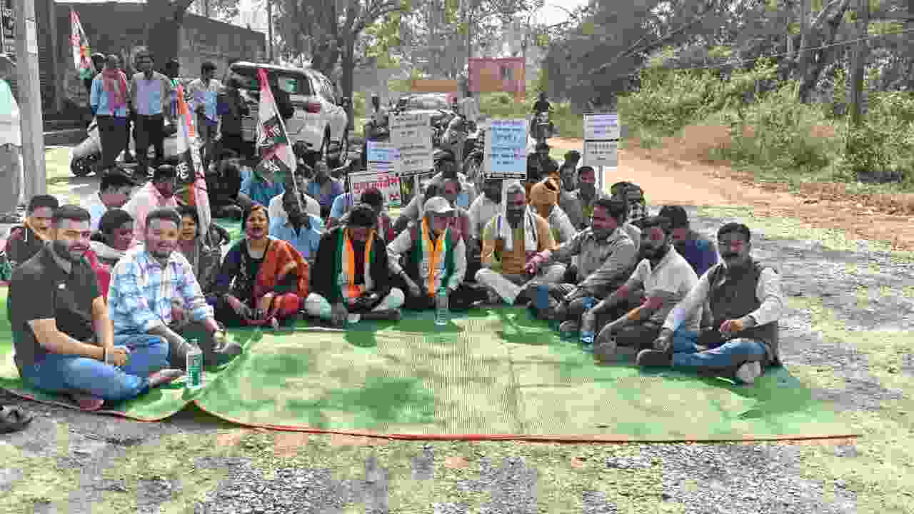 कोरबा में सड़क बदहाली पर युवा कांग्रेस का हल्ला बोल — रविशंकर प्रसाद नगर से दादर मार्ग की मरम्मत की मांग को लेकर एकदिवसीय धरना