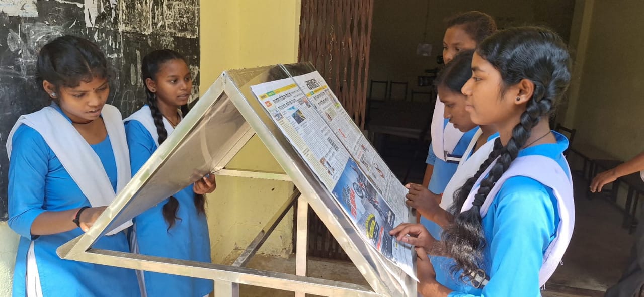 कोरबा के स्कूलों में नई पहल: हर सुबह बच्चे पढ़ रहे देश-दुनिया की खबरें, डीएमएफ फंड से लगाए गए न्यूज़ पेपर स्टैंड