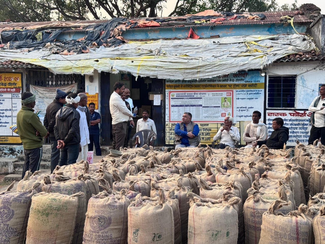 धान खरीदी केंद्र का निरीक्षण: मंत्री राजेश अग्रवाल ने सुनी किसानों की समस्याएँ, पारदर्शी व तेज खरीदी प्रक्रिया के निर्देश