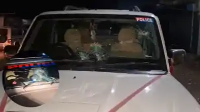 बाढ़ में शराब माफियाओं का तांडव: मद्य निषेध विभाग की टीम पर हमला, दो आरोपी छुड़ाए – चार जवान घायल, कई वाहन तोड़े