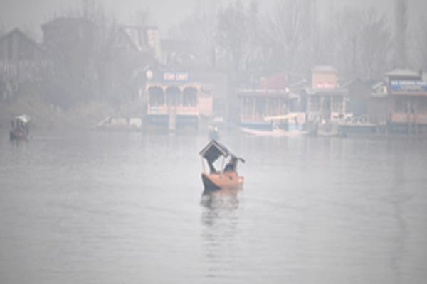 श्रीनगर में सीजन की पहली कड़ाके की ठंड, तापमान शून्य से नीचे पहुंचा