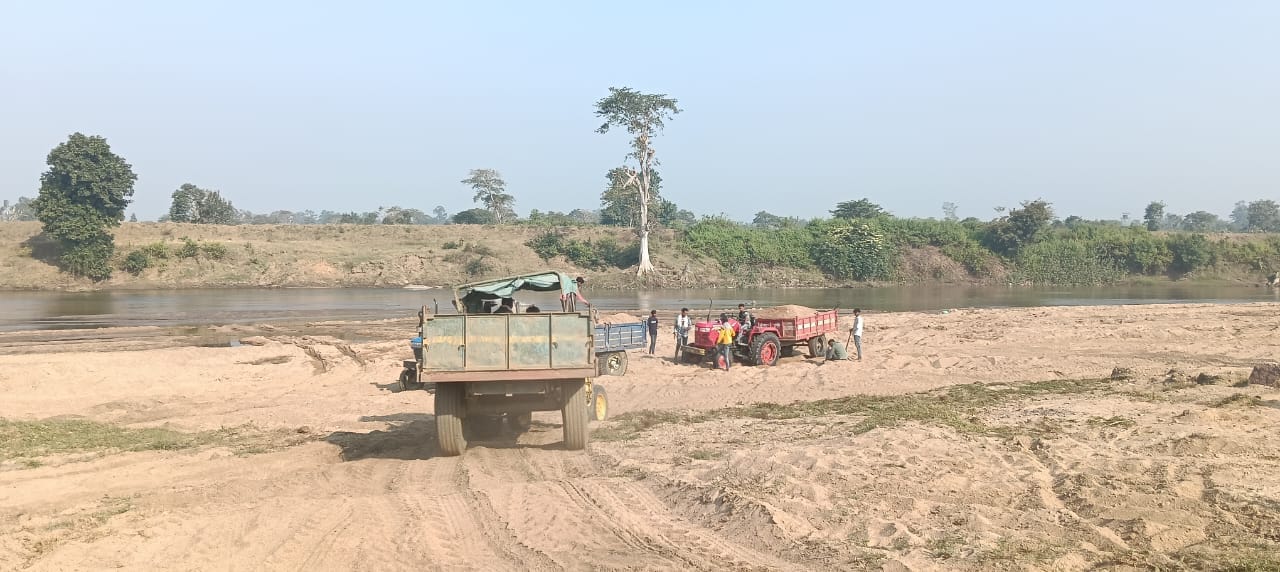 आमामुड़ा धोबघाट में अरपा नदी की रेत पर माफियाओं का कब्जा, वन विभाग की चुप्पी पर ग्रामीण भड़के