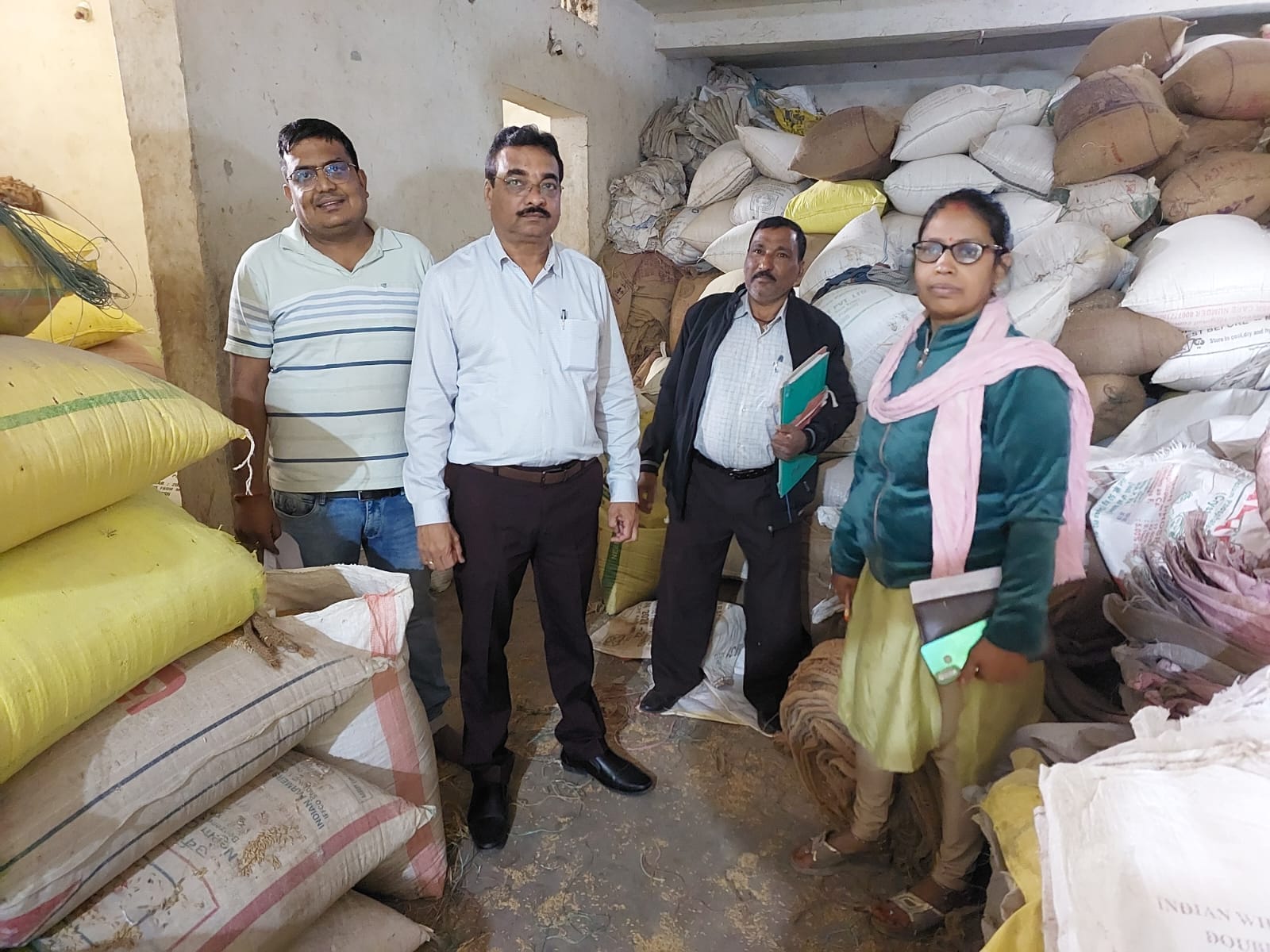 जिले में अवैध धान पर अब तक की सबसे बड़ी कार्रवाई 5 ठिकानों पर छापेमारी, 7.44 लाख का धान जब्त – प्रशासन का सख्त संदेश