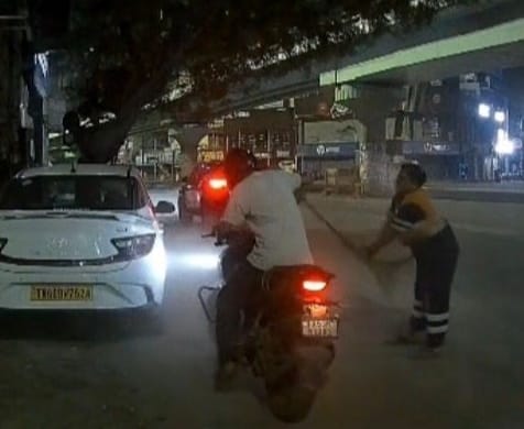 चेन्नई: अश्लील हरकत की कोशिश पर महिला सफाईकर्मी ने झाड़ू से आरोपी को खदेड़ा, वारदात डैशकैम में कैद