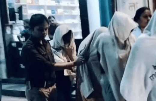 दुर्ग: दो स्पा सेंटरों पर देर रात छापेमारी अवैध गतिविधियों का खुलासा, तीन लोग गिरफ्तार