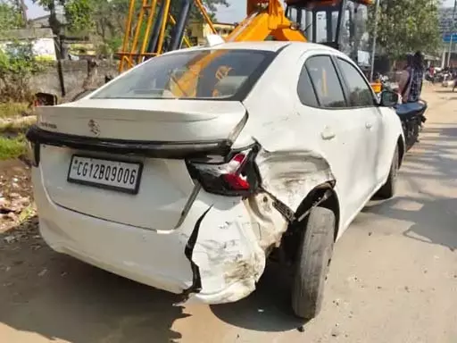 कोरबा में रफ्तार बनी खतरा: डॉक्टर की कार ने मचाई तबाही, बड़ा हादसा टला