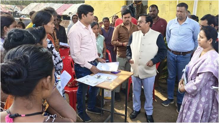 रायपुर कमिश्नर ने सिमगा में लिया एसआईआर कार्य का आकस्मिक निरीक्षण — डाटा डिजिटाइजेशन में तेजी लाने के निर्देश