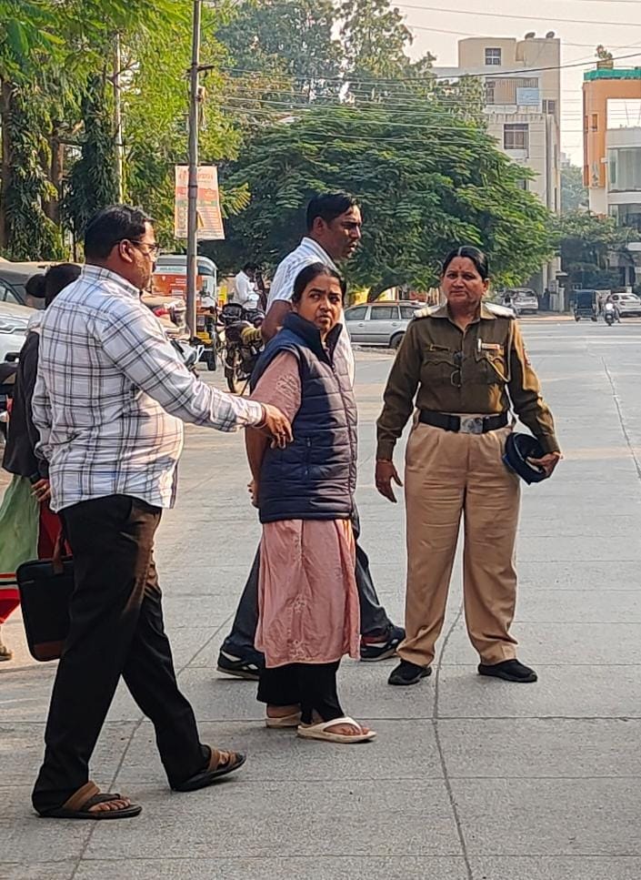 छत्रपति संभाजीनगर में बड़ा खुलासा: फर्जी IAS बनकर रह रही महिला गिरफ्तार, अफगानिस्तान–पाकिस्तान फंडिंग से जुड़ाव