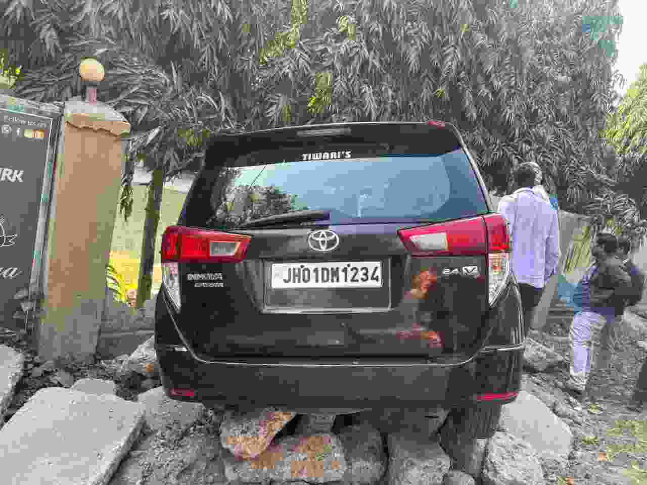 दर्री की ओर से आ रही इनोवा क्रिस्टा कार जमनीपाली NTPC मेन गेट के पास ग्रीन पार्क होटल की बाउंड्री से टकराई, चालक सुरक्षित