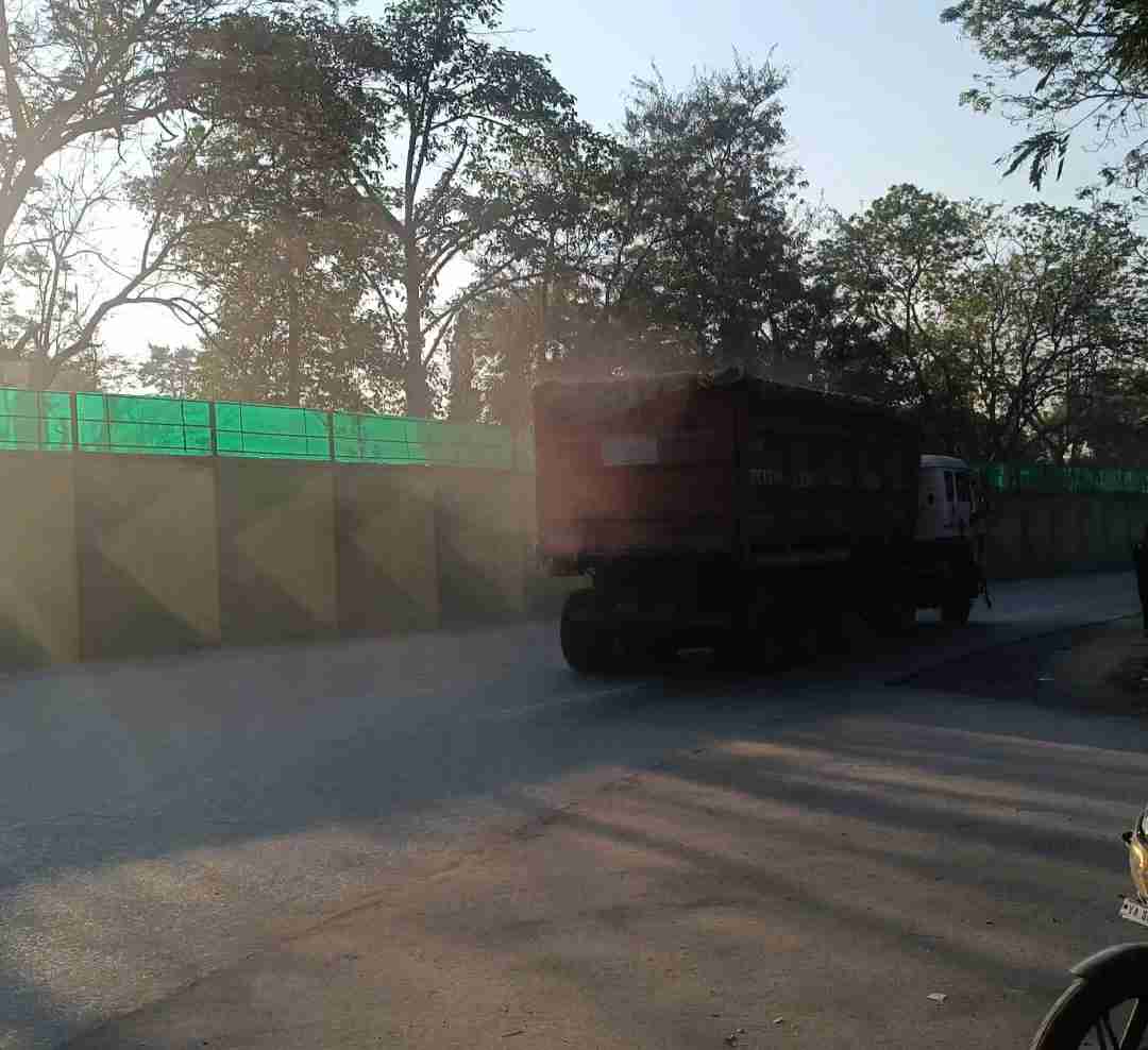 दर्री मेन रोड बना राखड़ का गलियारा, रोड में गिरे राखड़ से उड़ा ज़हर भरी धूल